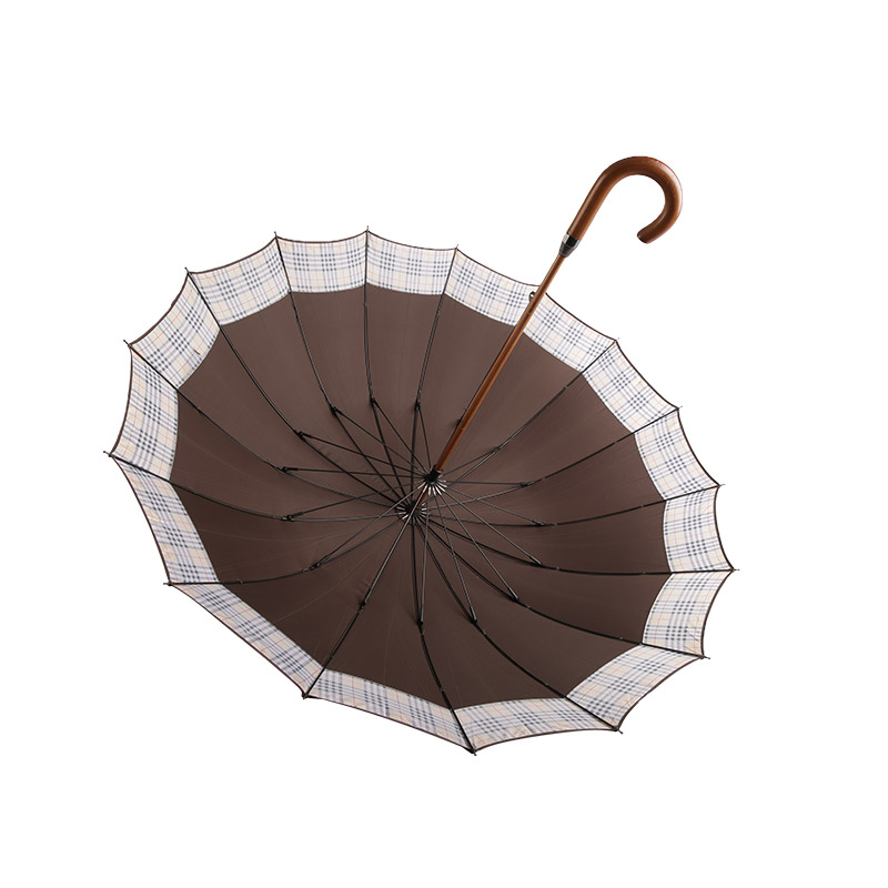 Parapluie droit assorti entre le brun et le pongé à carreaux-0E6B0402