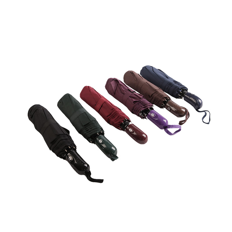 Parapluie trois volets en pongé anti-pluie de couleur foncée-0E6B0491