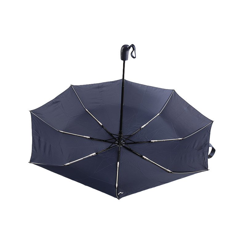 Parapluie trois volets en pongé anti-pluie de couleur foncée-0E6B0491